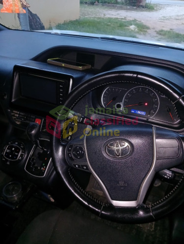2015 Toyota Voxy