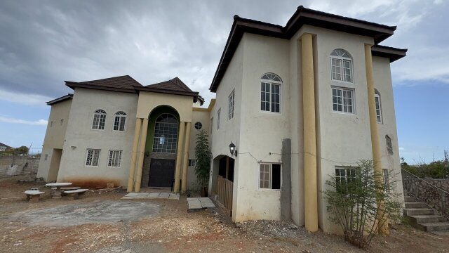 6 Bedroom House For Sale