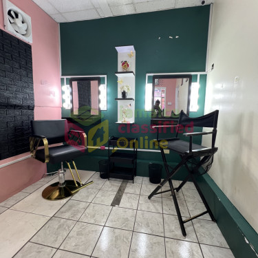 Braiding/Wig Install And Makeup Booth For Rent