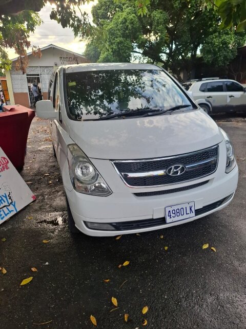 12 Seater Hyundai H1 Bus For Rent