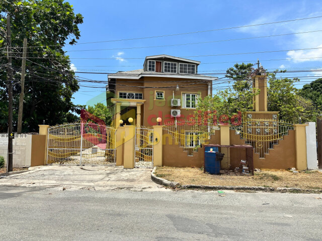 13 Bedroom Apartment , 9 Bathrooms (approximetly)