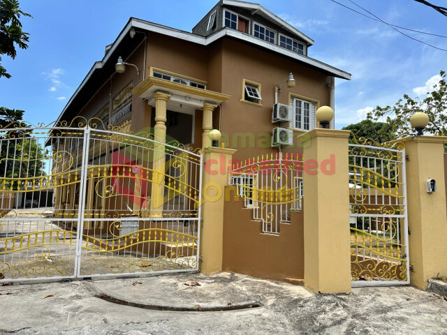 13 Bedroom Apartment , 9 Bathrooms (approximetly)