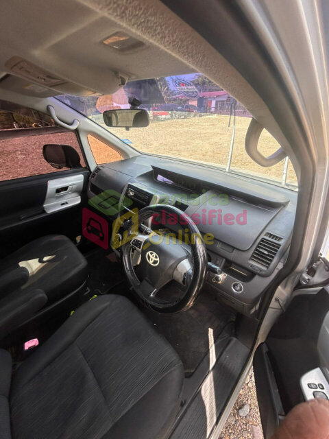 2013 Toyota Noah Si