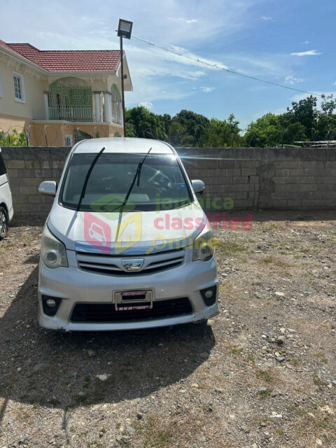 2013 Toyota Noah Si