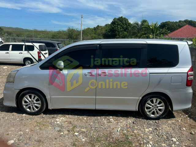 2013 Toyota Noah Si