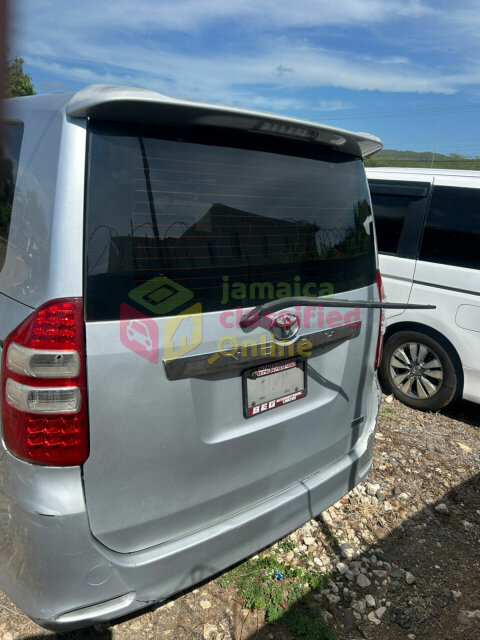2013 Toyota Noah Si