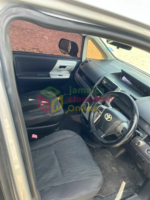2013 Toyota Noah Si