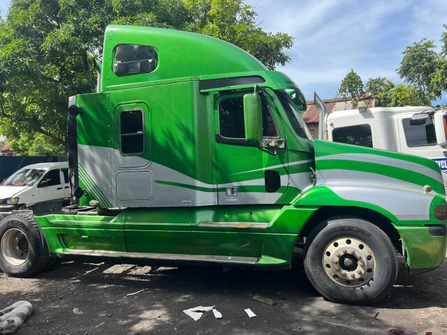 2001 Freightliner Century Class Trucks Wharf