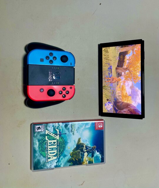 Nintendo Switch OLED + Zelda: Tears Of The Kingdom