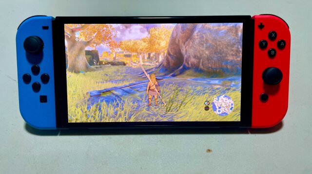 Nintendo Switch OLED + Zelda: Tears Of The Kingdom