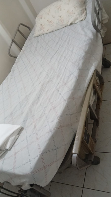 Adjustable Hospital Bed – Great Condition Beds Kingston