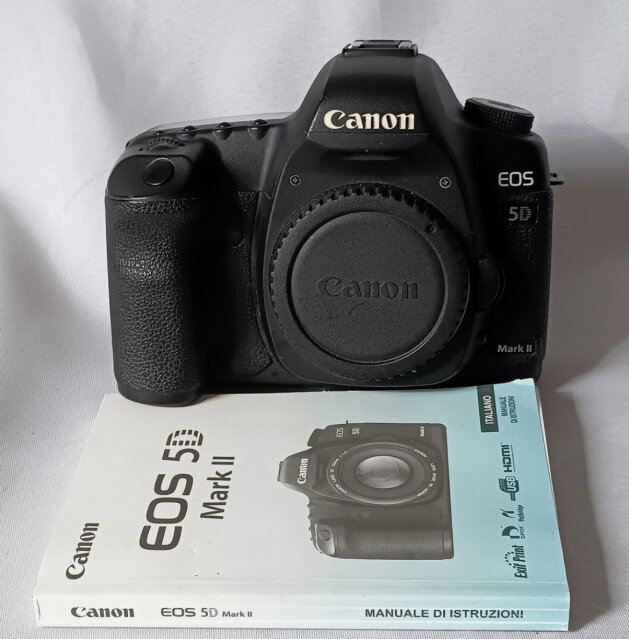 Canon Eos 5D Mark II With Zoom Lens 24 105mm