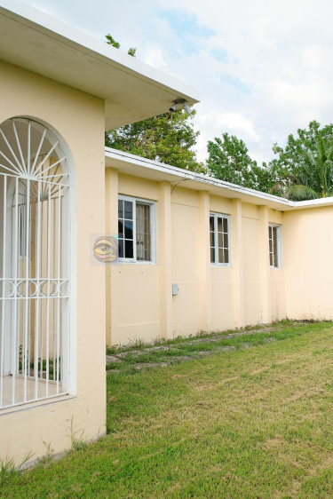 8 Bedrooms 4 Baths Central Development Property Houses 6 KEBLE CRESCENT, HOPE PASTURES, KGN 6.