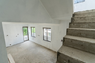 3 Bedrooms Multi-level Apartment With 3.5 Baths
