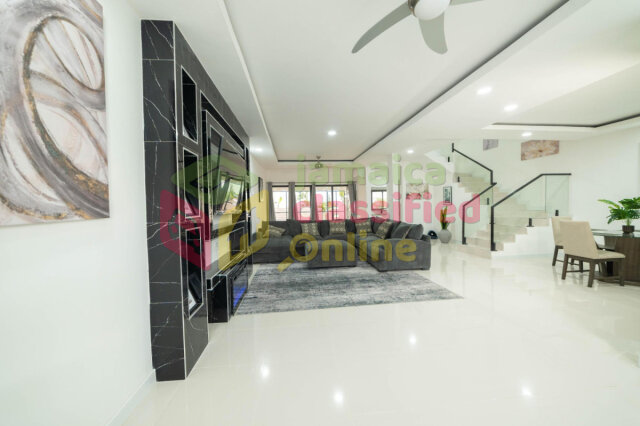 3 Bedrooms Townhouse