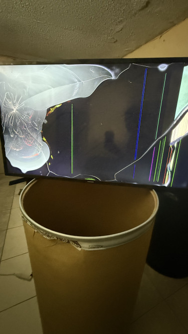 2 Broken Screen TVs Bought Samsung  TV Half Way Tree