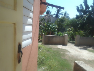 6 Bedroom Building With 6 Baths - Income Earner
