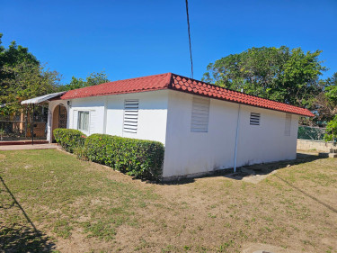 4 Bedroom House For Sale Newton Ave, St. Catherine