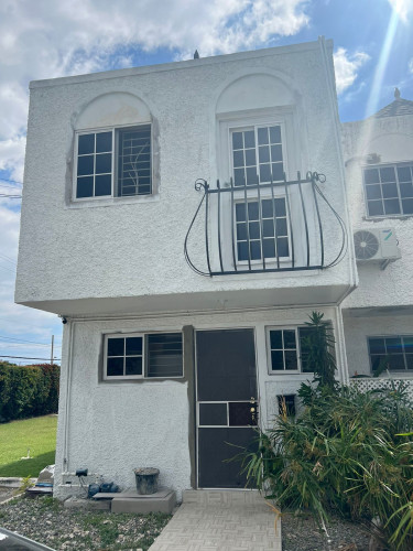 2 Bedroom, 2.5 Bathroom Townhouse Seymour Avenue
