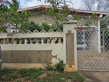 3 Bedroom House For Sale In Windsor Heights Houses Windsor Heights/Central Village