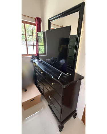 DRESSER & CHEST OF DRAWERS