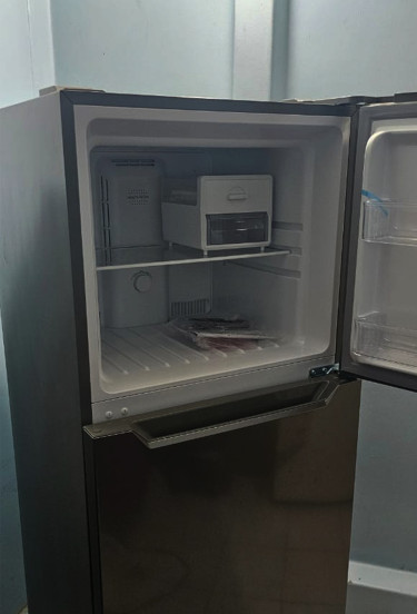 Brand New Frigidaire Refrigerator – Never Used