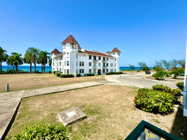 BEACH FRONT 1 BEDROOM APARTMENT WITH LOFT