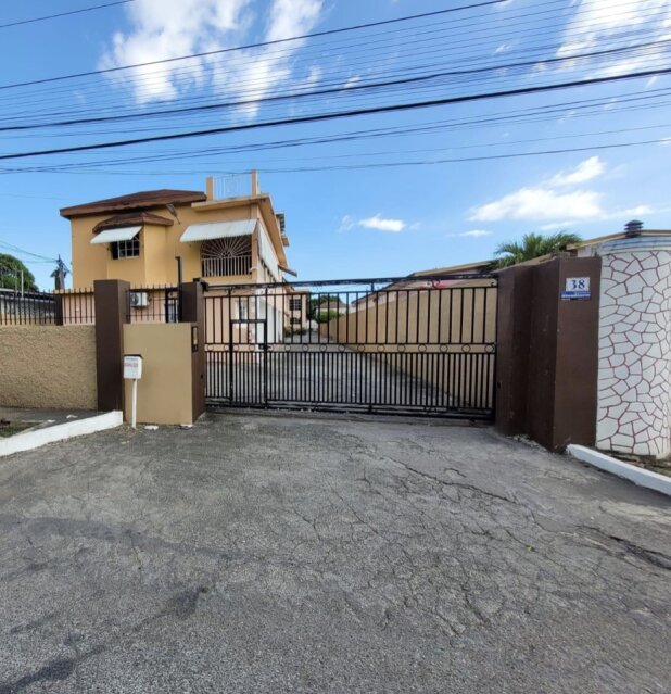 Cozy 1 Bedroom Studio with Parking Available