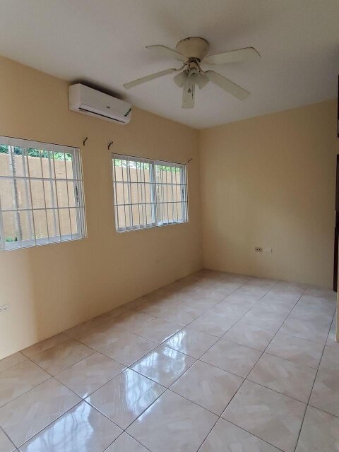 Cozy 1 Bedroom Studio with Parking Available Apartments Hughenden Avenue