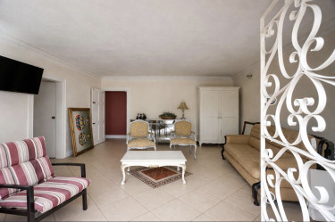 6 Bedrooms House