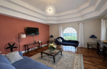 6 Bedrooms House