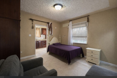 6 Bedrooms House