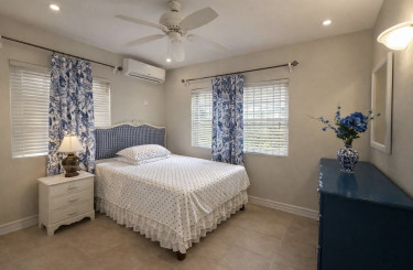 6 Bedrooms House