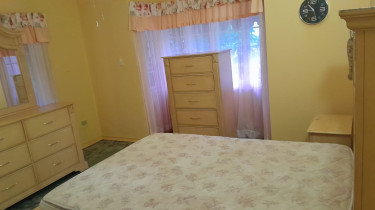 1 Bedroom And Bathroom (not Entire Apt Or House) Houses Havendale (2 Minutes Uphill)