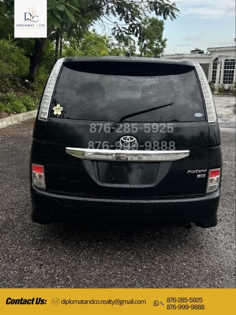 2013 Toyota Isis Platana