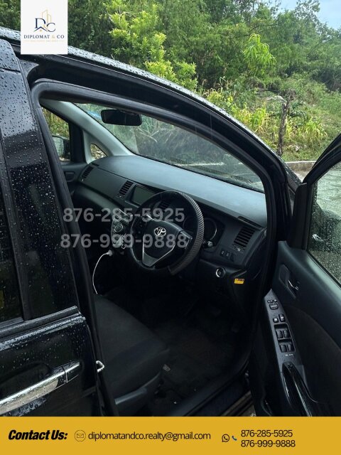 2013 Toyota Isis Platana