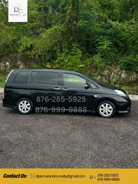 2013 Toyota Isis Platana
