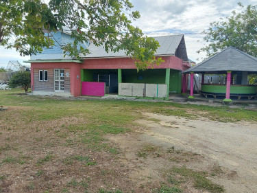 2 HOUSES ON 1.3 ACRES 10BED 12BATH USD$660,000