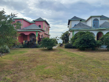 2 HOUSES ON 1.3 ACRES 10BED 12BATH USD$660,000