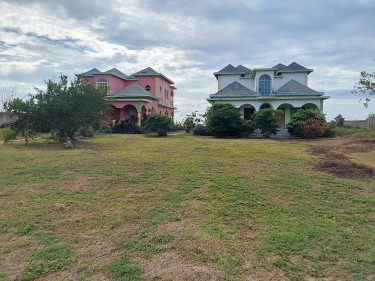 2 HOUSES ON 1.3 ACRES 10BED 12BATH USD$660,000