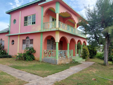 2 HOUSES ON 1.3 ACRES 10BED 12BATH USD$660,000