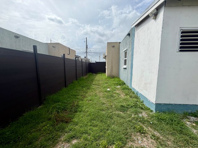 Comfortable 2 Bedrooms in Jacaranda Homes Houses St. Catherine