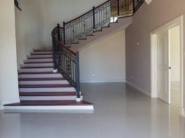 5 Bedrooms Executive Villa