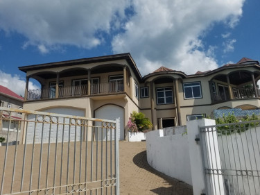 5 Bedrooms Executive Villa