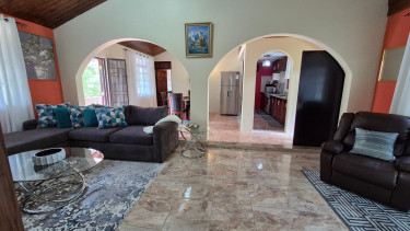 Spacious 3 Bedrooms Apartment in Forest Hill