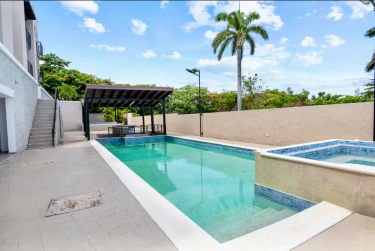 IRONSHORE 1 BED 1 BATH USD $250,000