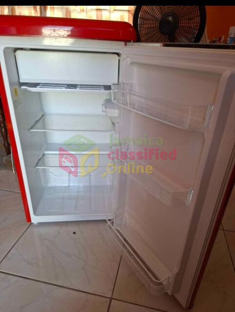 **Moving Sale*Used Mini Fridge. Very Clean $25,000