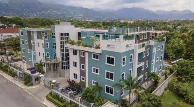 Luxury 2 Bedrooms with Patio & Pool in Kingston
