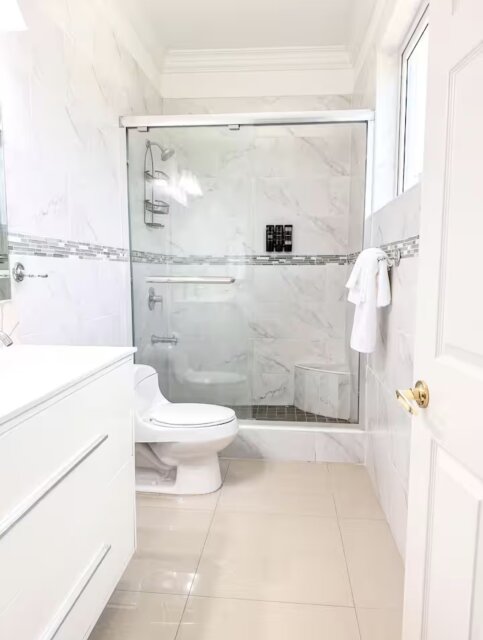 Luxury 2 Bedrooms with Patio & Pool in Kingston