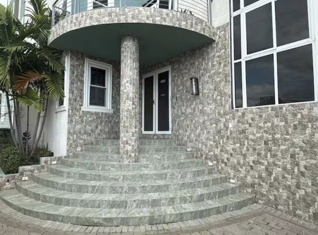 Luxury 2 Bedrooms with Patio & Pool in Kingston